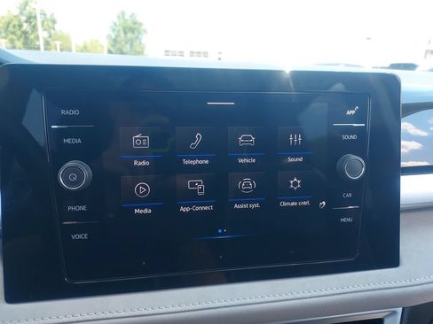 Certified 2025 Volkswagen Taos SE w/ Panoramic Sunroof Package FWD image 14