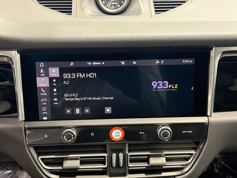 Used 2025 Porsche Macan image 31