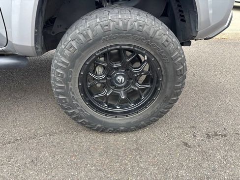 Used 2021 Toyota Tacoma SR5 AWD/4WD image 11