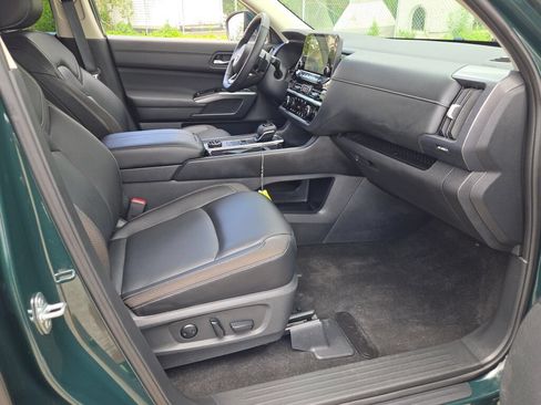 Used 2024 Nissan Pathfinder SL AWD/4WD image 7