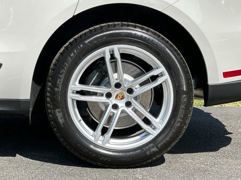 Certified 2025 Porsche Macan AWD/4WD image 30