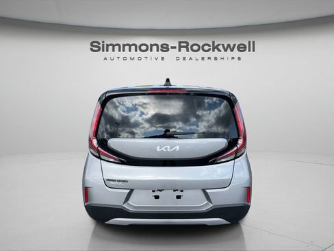 Used 2025 Kia Soul LX w/ LX Technology Package FWD image 4