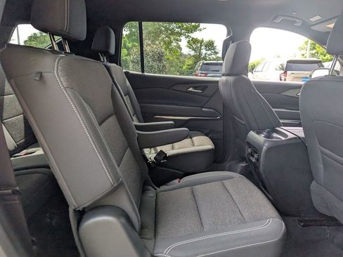 Used 2025 Chevrolet Traverse LT FWD image 26