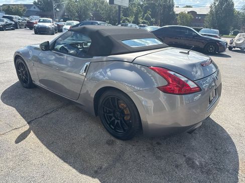 Used 2010 Nissan 370Z Roadster image 9
