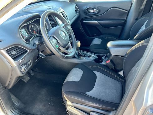 Used 2019 Jeep Cherokee Latitude w/ Popular Appearance Group image 10