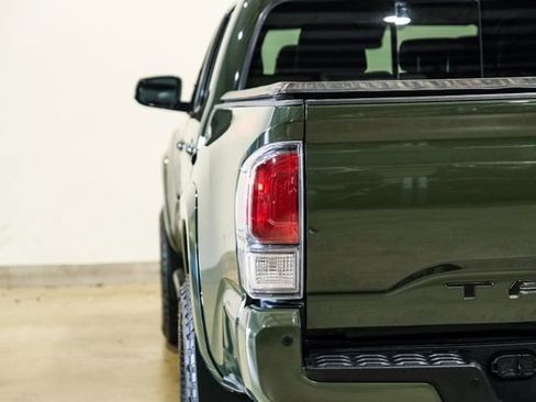 Used 2022 Toyota Tacoma TRD Sport w/ TRD Premium Sport Package AWD/4WD image 31