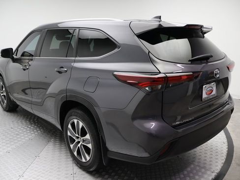 Certified 2024 Toyota Highlander XLE image 11
