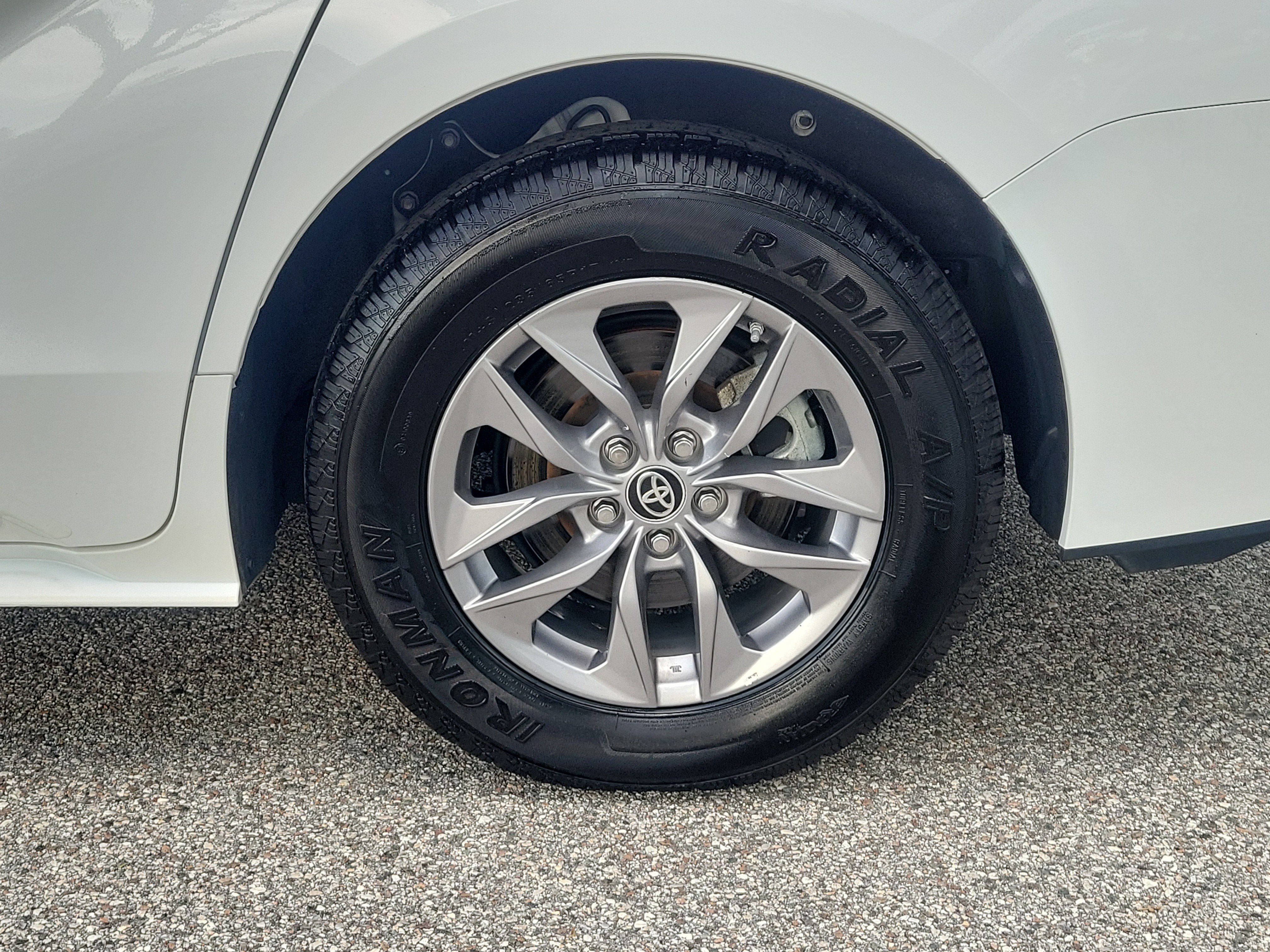Used 2024 Toyota Sienna LE FWD image 9
