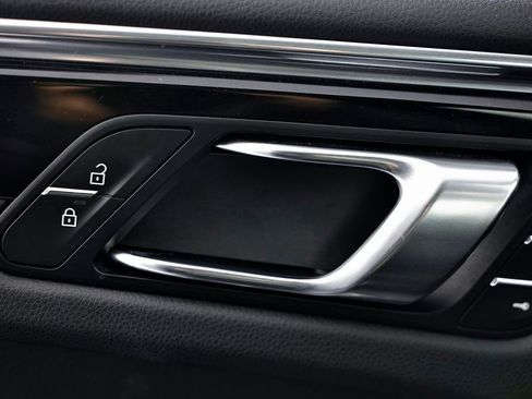 Certified 2025 Porsche Macan image 20