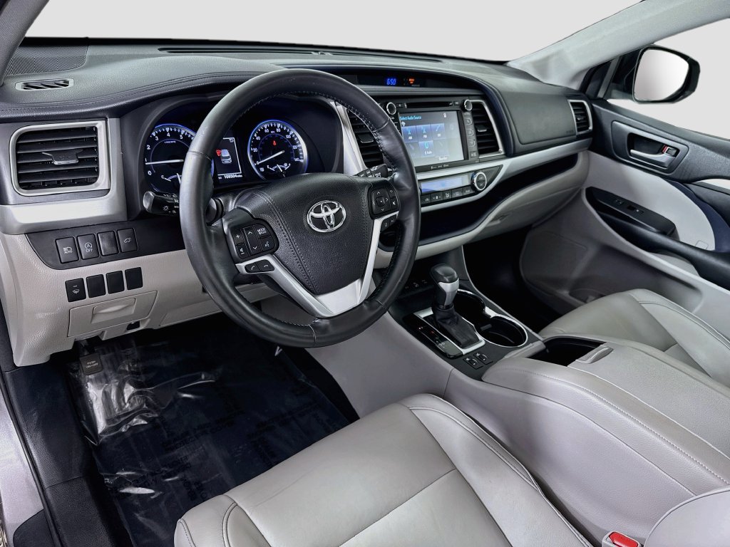 Used 2017 Toyota Highlander XLE w/ Carpet Mat Package AWD/4WD image 17