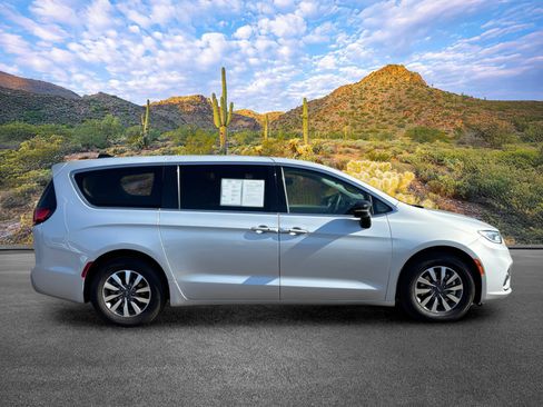 Used 2024 Chrysler Pacifica Limited FWD image 3