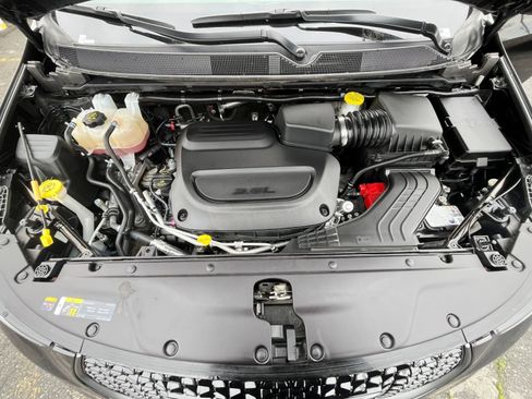 Used 2025 Chrysler Pacifica Limited image 34