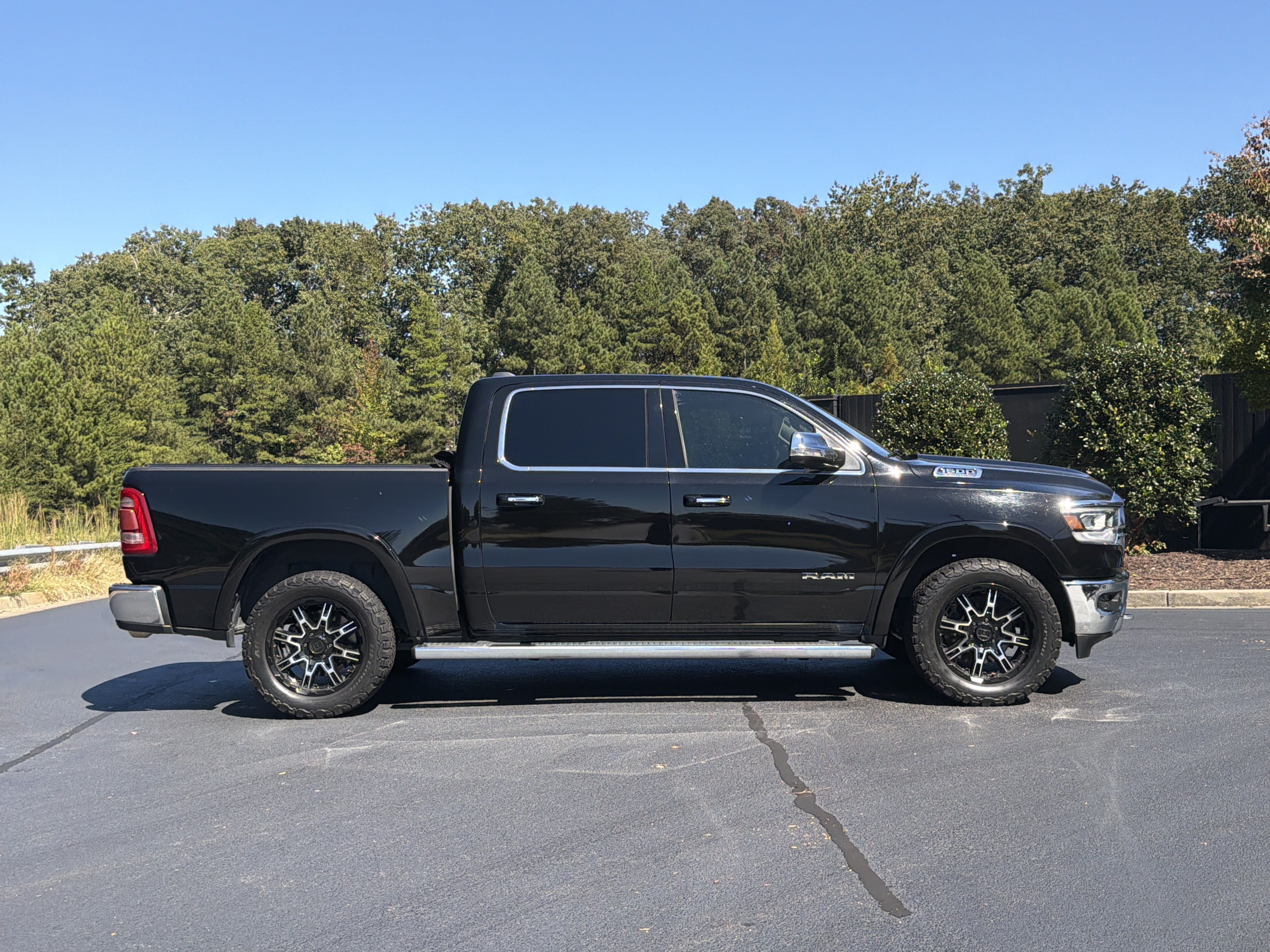 Used 2019 RAM 1500 Laramie AWD/4WD image 13