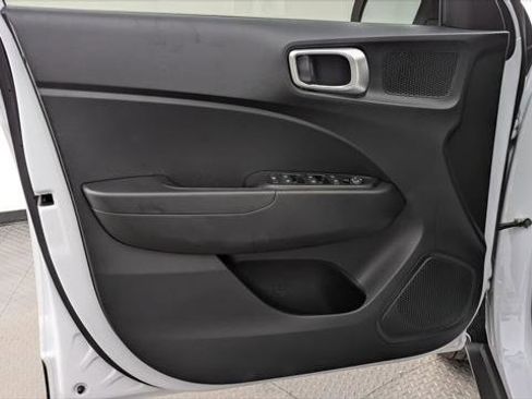 Used 2024 Hyundai Venue SEL image 13