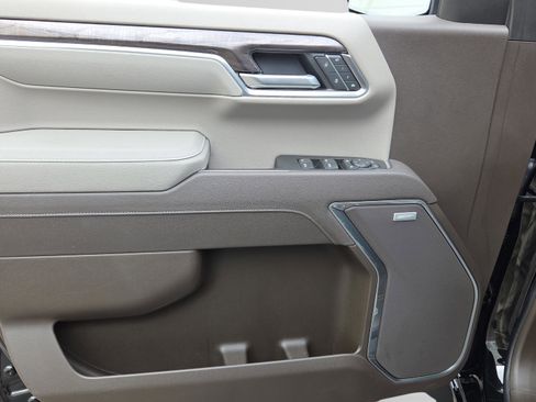 Used 2025 Chevrolet Silverado 1500 LTZ w/ Technology Package image 31