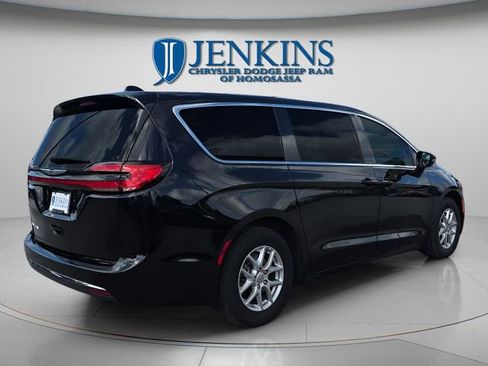 Certified 2024 Chrysler Pacifica Touring-L image 8