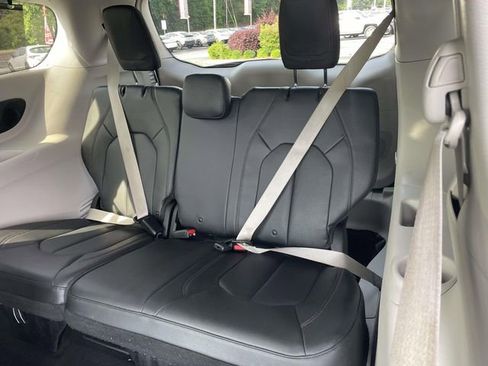 Used 2020 Chrysler Pacifica Touring-L Plus w/ Advanced Safetytec Group FWD image 19