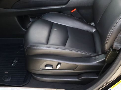 Used 2025 Cadillac XT5 Luxury w/ LPO, Floor Liner Package FWD image 18