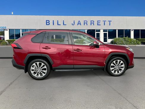 Used 2020 Toyota RAV4 XLE Premium image 8