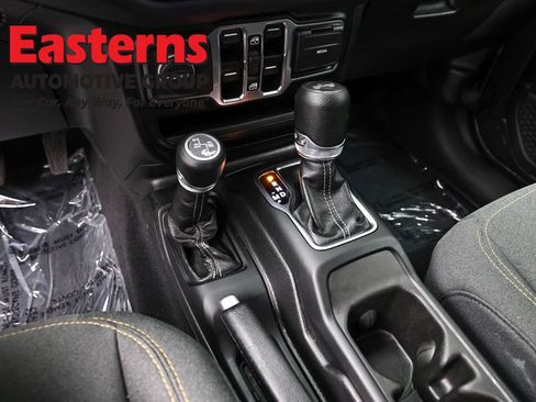 Used 2025 Jeep Wrangler Unlimited Sahara image 13