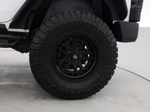Used 2015 Jeep Wrangler Unlimited Rubicon w/ Connectivity Group AWD/4WD image 22