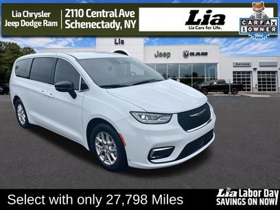 Used 2025 Chrysler Pacifica Select