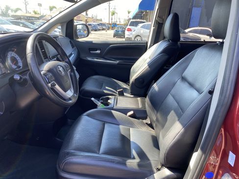 Used 2020 Toyota Sienna SE Premium FWD image 12