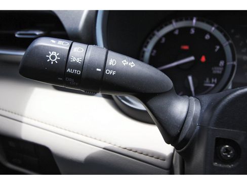 Used 2022 Toyota Highlander XLE FWD image 21