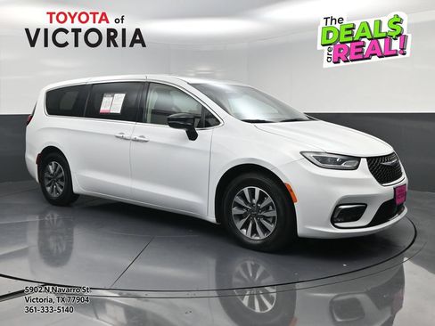 Used 2024 Chrysler Pacifica Limited FWD image 1