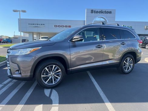 Used 2019 Toyota Highlander XLE FWD image 2