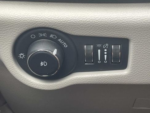 Used 2023 Chrysler Pacifica Limited FWD image 28