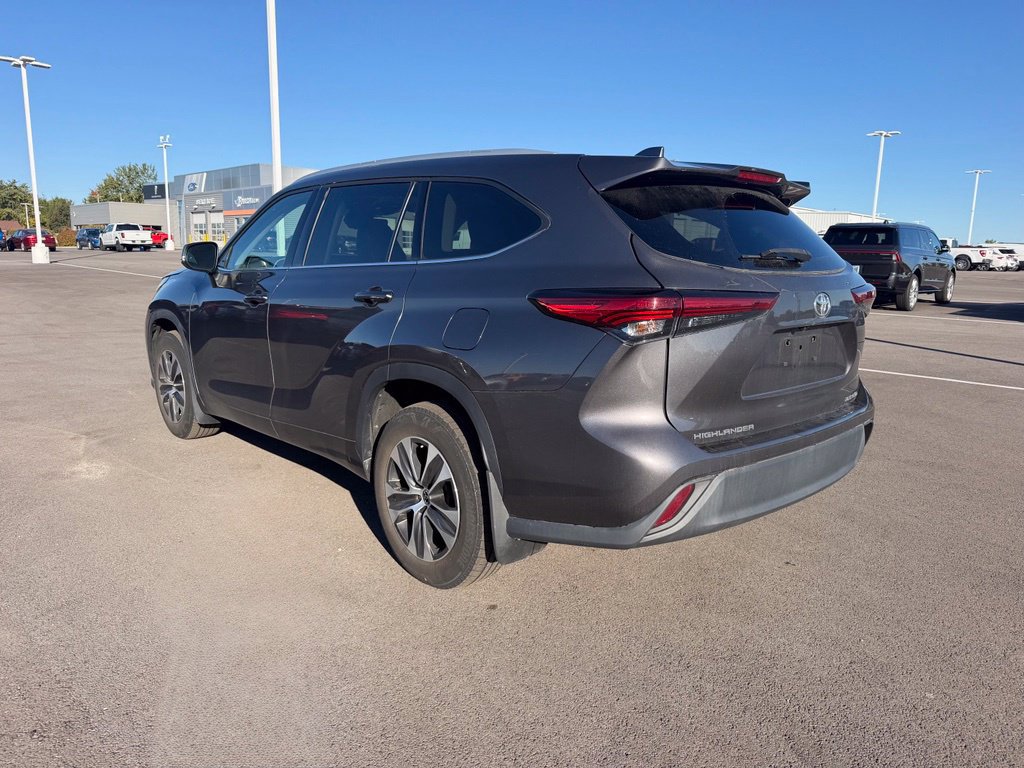 Used 2022 Toyota Highlander XLE AWD/4WD image 8