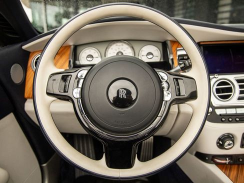 Used 2018 Rolls-Royce Dawn RWD image 29