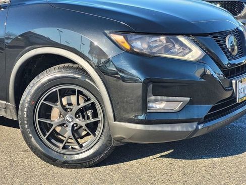 Used 2018 Nissan Rogue SV image 9