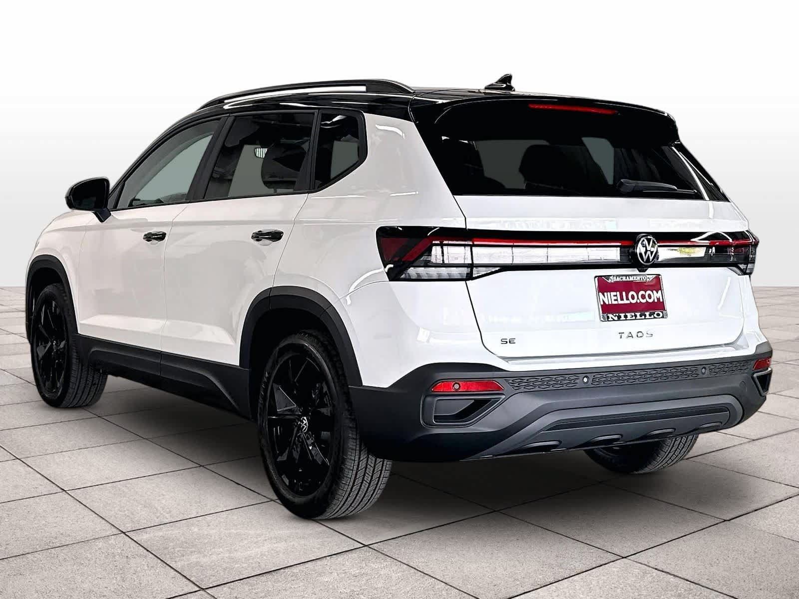 New 2027 Volkswagen Taos SE FWD image 3