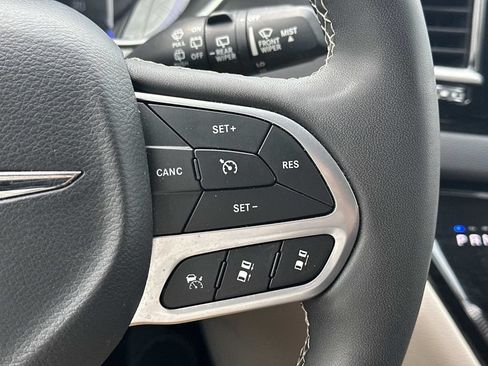 Used 2024 Chrysler Pacifica Touring-L FWD image 24