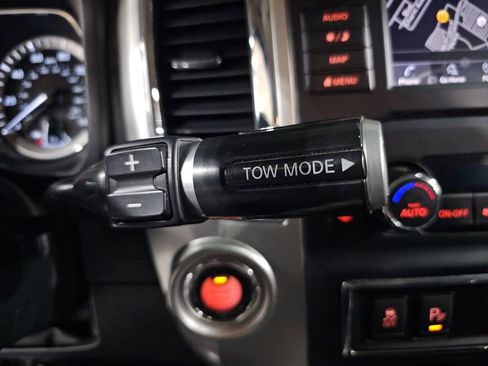 Used 2019 Nissan Titan SV w/ SV Convenience Package image 16