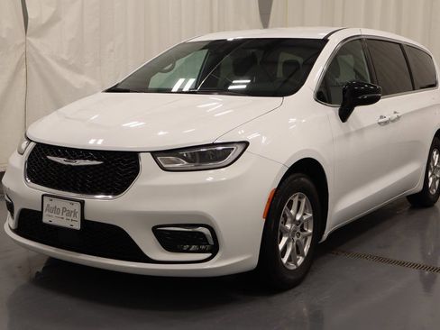 Used 2025 Chrysler Pacifica Select FWD image 7