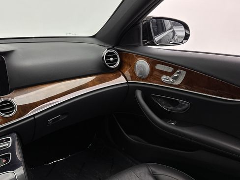 Used 2018 Mercedes-Benz E 400 4MATIC Sedan w/ Premium 1 Package image 30