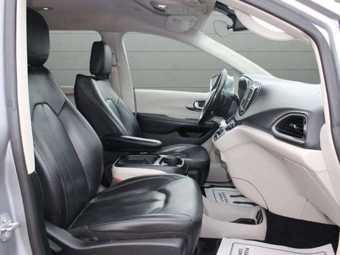 Used 2020 Chrysler Pacifica Touring-L FWD image 20