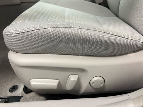 Used 2017 Toyota Camry LE image 7