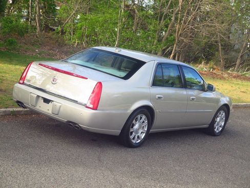 Used 2009 Cadillac DTS w/ Trunk Convenience Package FWD image 18