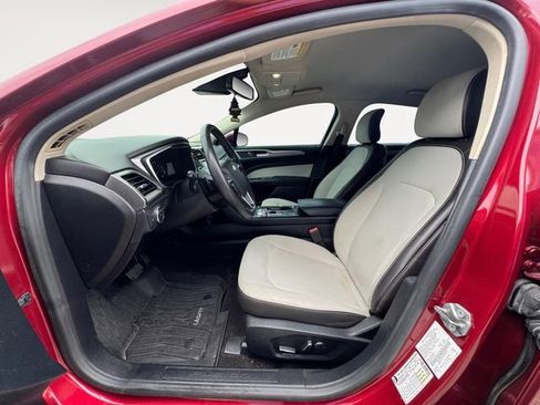 Used 2019 Ford Fusion SE w/ Equipment Group 151A FWD image 9