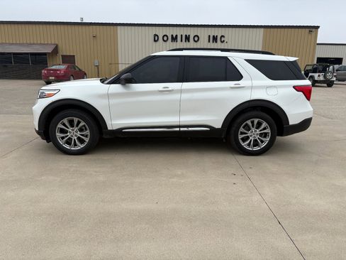 Used 2020 Ford Explorer XLT w/ Equipment Group 202A AWD/4WD image 3