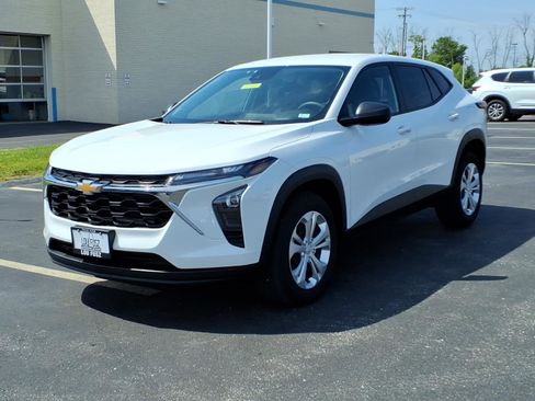Used 2024 Chevrolet Trax LS FWD image 2