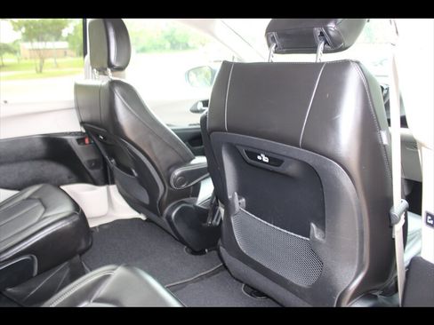 Used 2023 Chrysler Pacifica Touring-L FWD image 17
