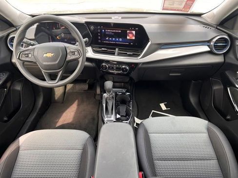 Used 2025 Chevrolet Trax LT FWD image 10