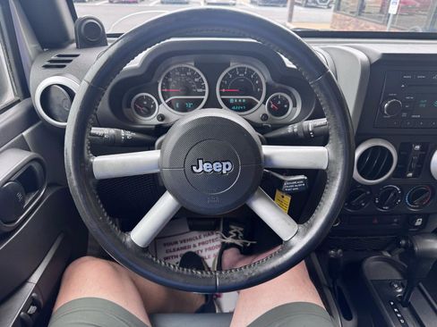 Used 2009 Jeep Wrangler Unlimited Sahara AWD/4WD image 16