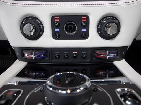 Used 2017 Rolls-Royce Dawn image 36