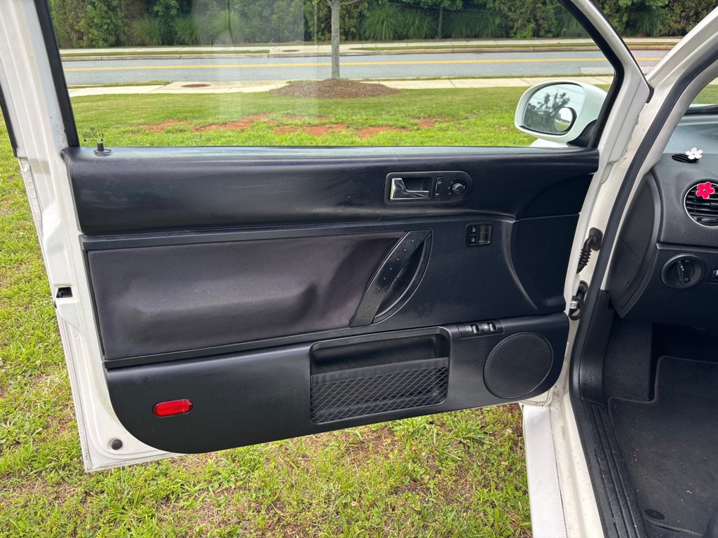 Used 2010 Volkswagen Beetle Coupe FWD image 10